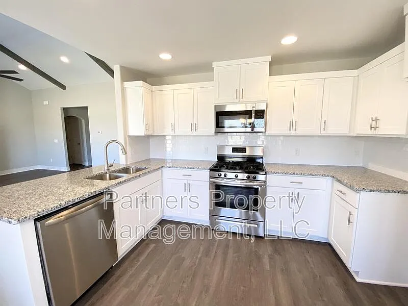 3 bed, 2.0 bath, 1600 sqft, $1,950 — Photo 4