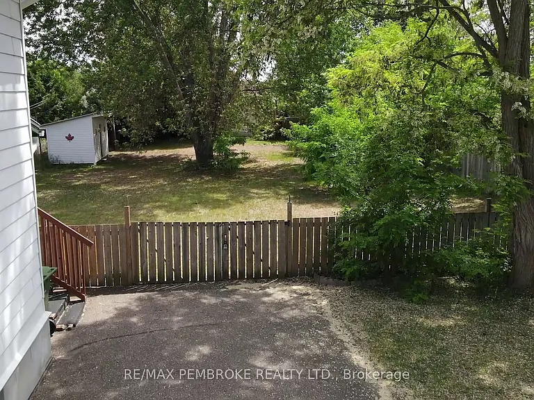 566 Perth St — Photo 4