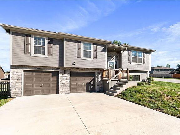 2nd image of 214 NE Greystone Way