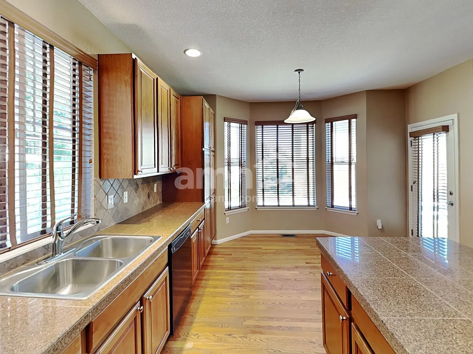 4 bed, 3.0 bath, 2430 sqft, $3,415 — Photo 4