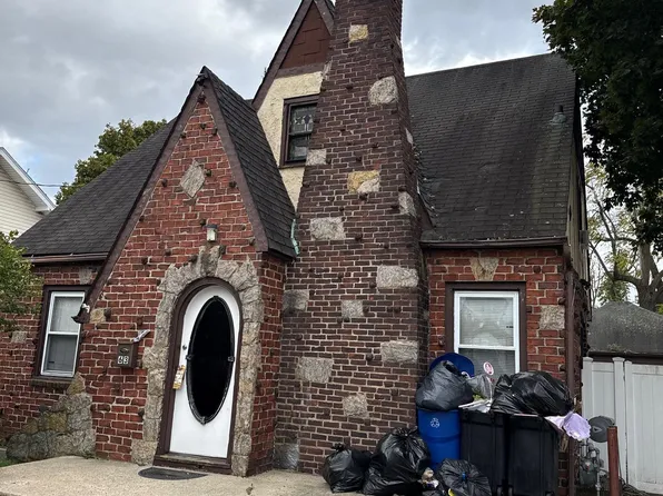 63 W Lincoln Place, Freeport, NY 11520