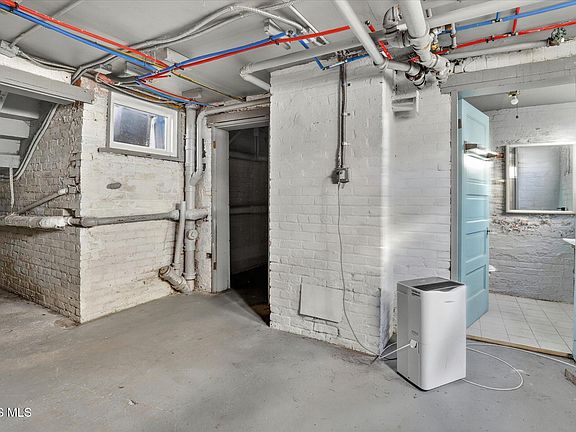 3rd image of 2876 Broadway St