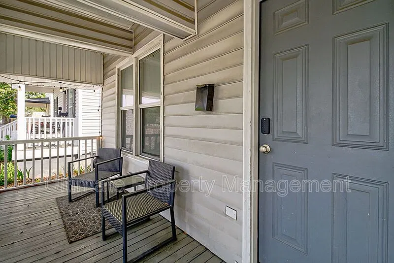 3 bed, 2.0 bath, 937 sqft, $1,895 — Photo 3