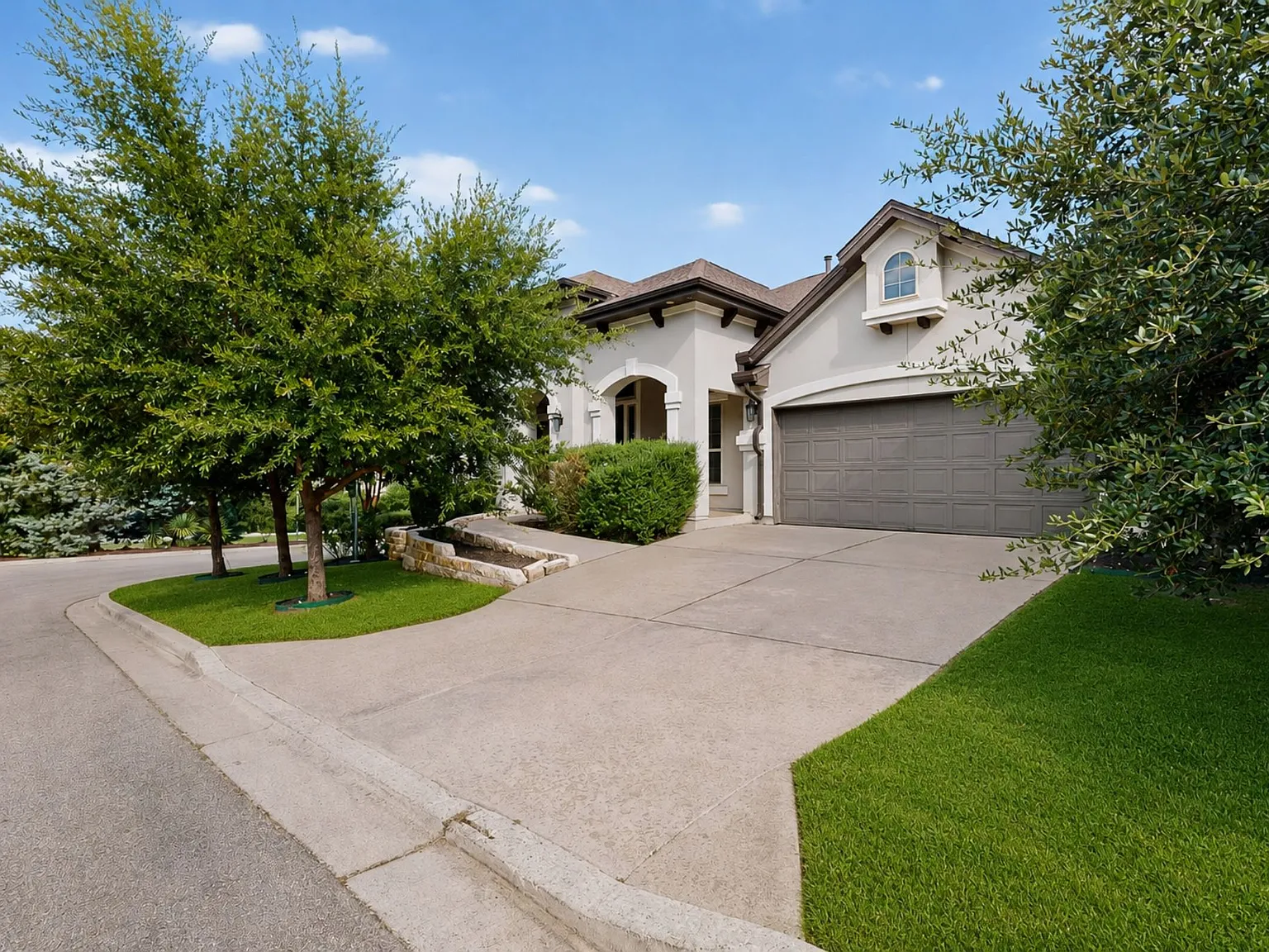 4 bed, 3.5 bath, 3347 sqft, $3,800 — Photo 2