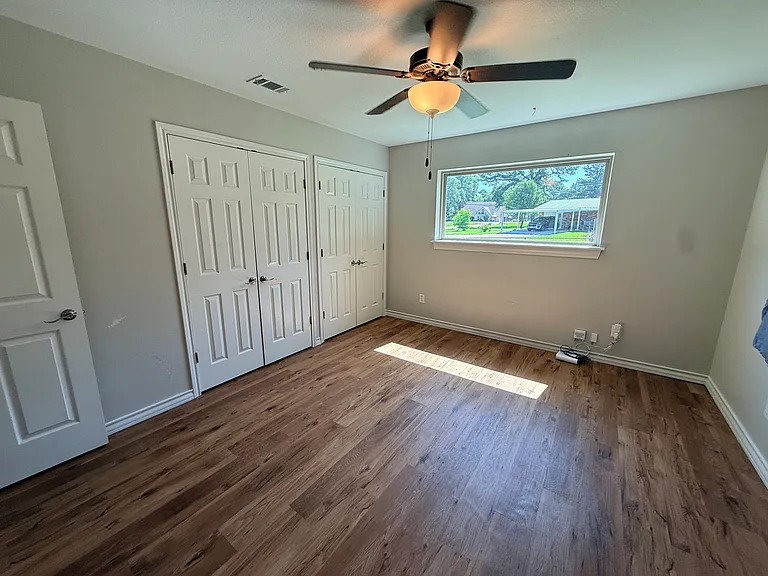 Lakeshore Dr — Photo 10