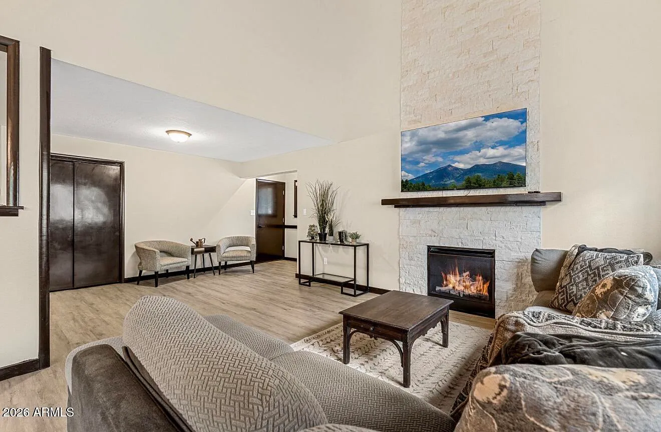 4 bed, 2.0 bath, 1895 sqft, $3,799 — Photo 4