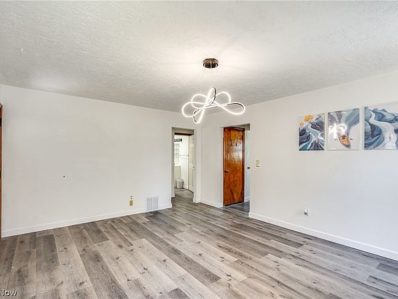 5th image of 295 E Boxwood Ave