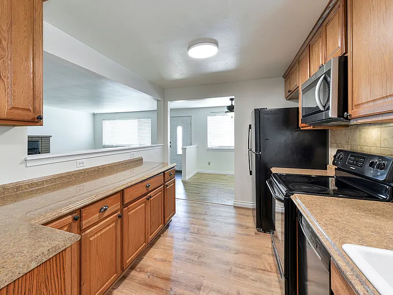 1516 Jones Ave NE — Photo 3