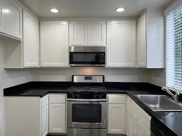 Nordhoff Townhomes — Photo 9