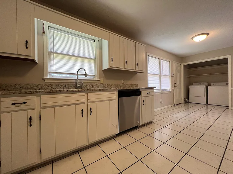 809 Robin Hood Trl — Photo 6