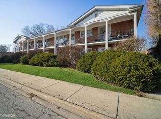 340 Waukegan Rd APT 3, Glenview, IL 60025
