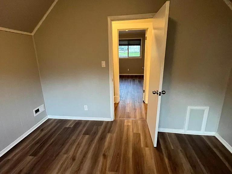 328 E Scribner Ave — Photo 16