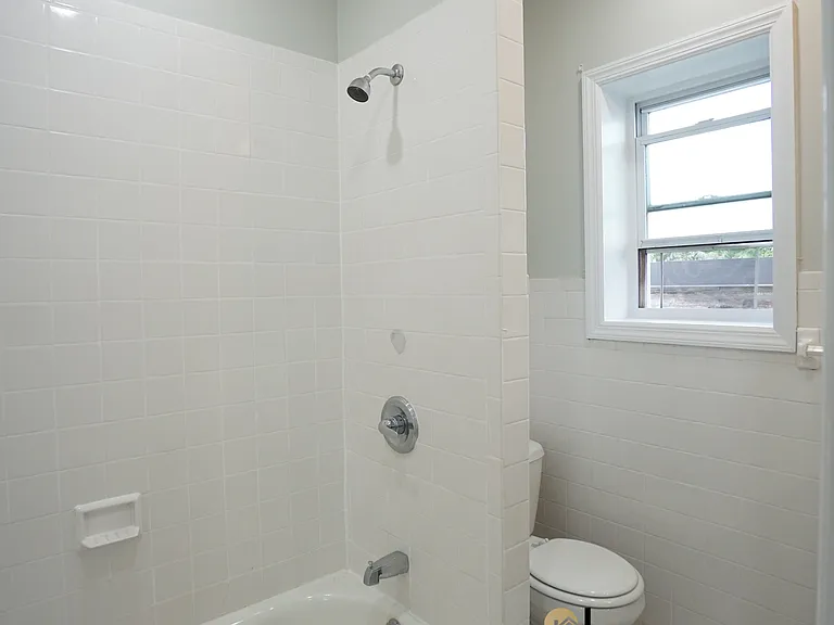 1916 Harman St #2R — Photo 8