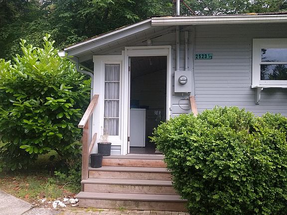 3rd image of 2523 1/2 W Marine Dr