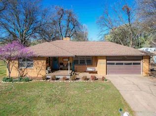 223 S E St, Blackwell, OK 74631