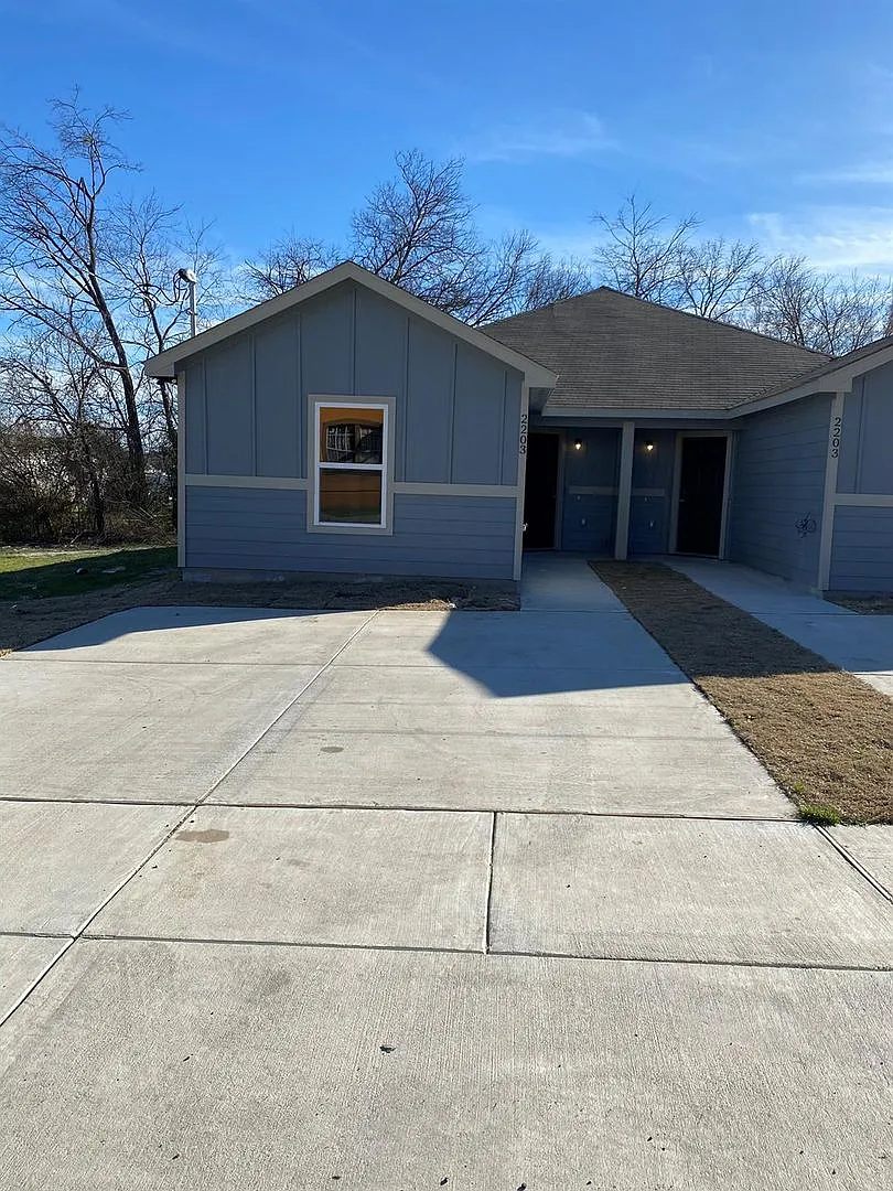 Building Photo - 2203 Henry St #A