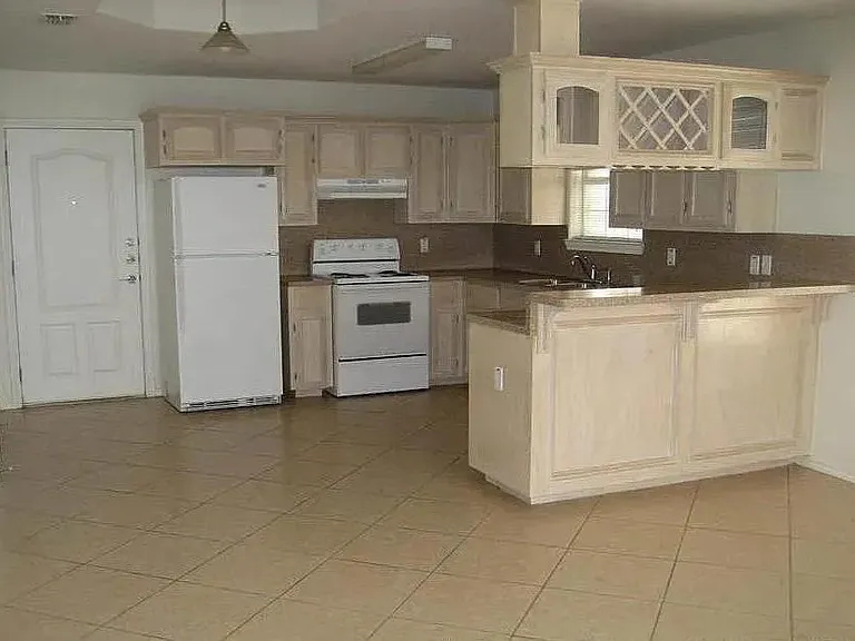 1608 Phoenix St — Photo 3