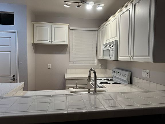 Breakfast Bar-2 stools included