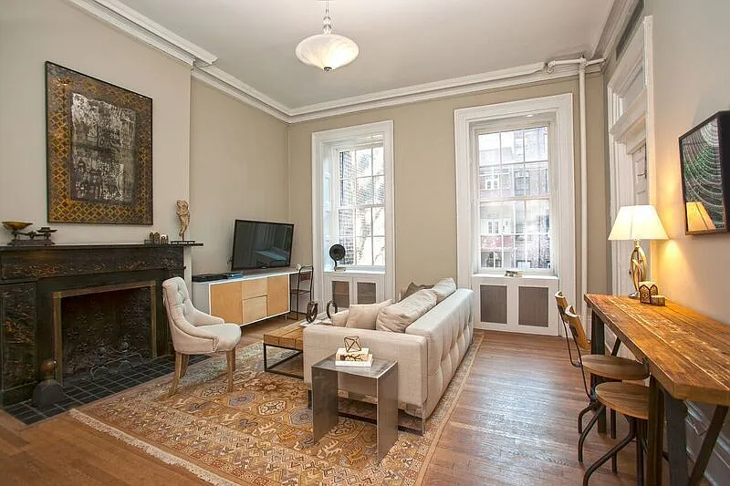 13 E 9th St #3R