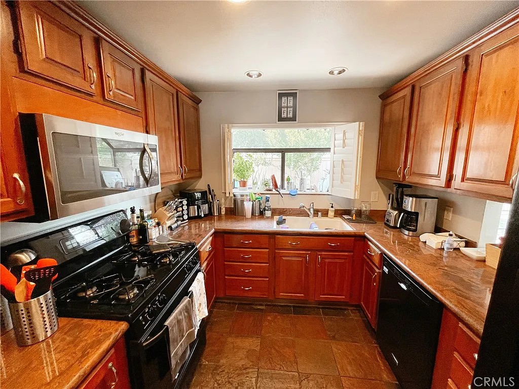 3 bed, 1981 sqft, $6,400 — Photo 2