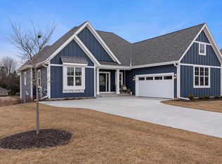 359 Sandy Cir, Pewaukee, WI 53072