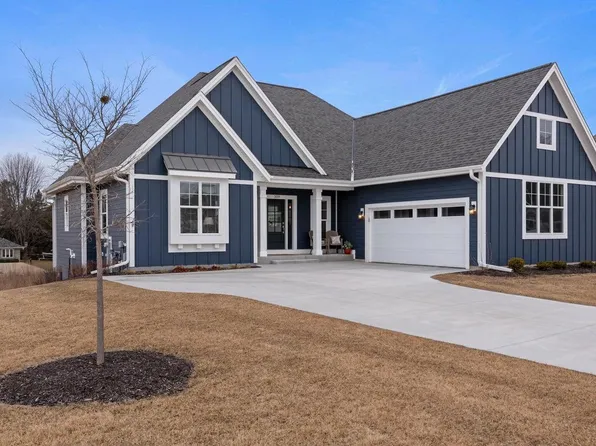359 Sandy CIRCLE, Pewaukee, WI 53072