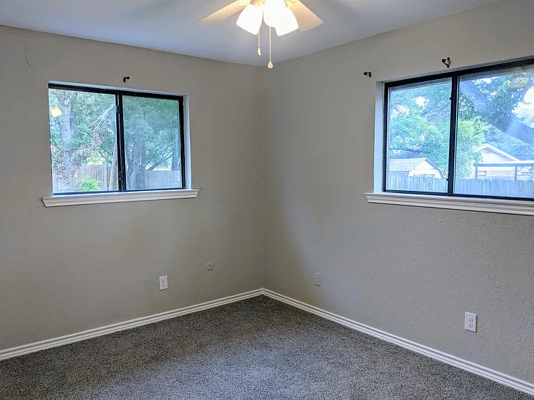 703 Rosedale Dr — Photo 5