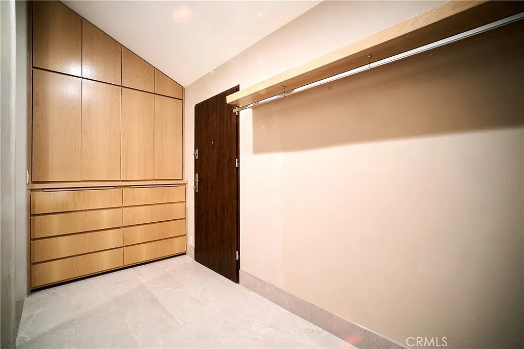 Studio, 1000 sqft, $2,600 — Photo 3