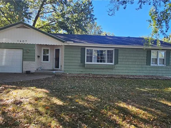 1607 Edgewood Ln, Lexington, MO 64067