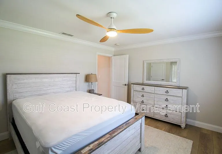 691 Russell St — Photo 11