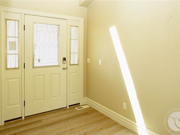 4th image of 555 El Paso St