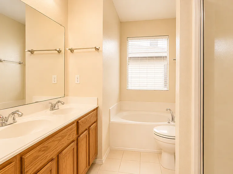 2404 Grover Cleveland Dr — Photo 4