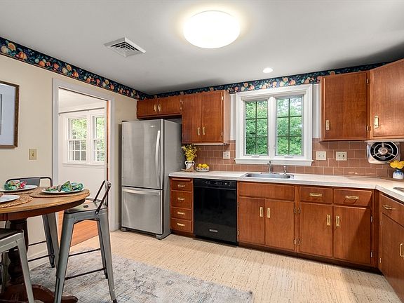 3rd image of 20 Brooks Rd