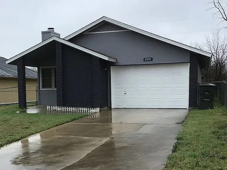 2214 Carousel Dr — Photo 1