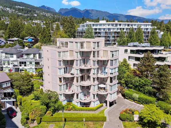 2243 Bellevue Ave #4, West Vancouver, BC V7V 1C5