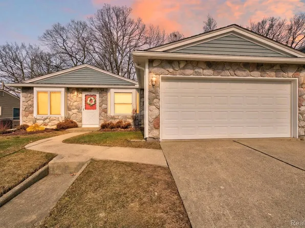 751 Norchester St, South Lyon, MI 48178