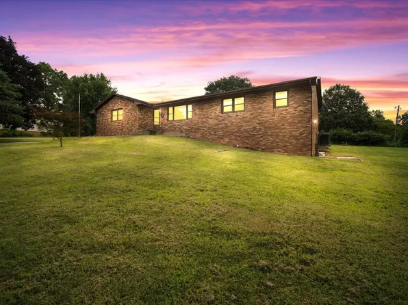 13915 Wagner Dr, Bloomington, IL 61705