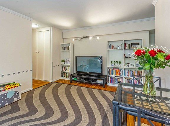 5th image of 411 Park Pl APT 2G
