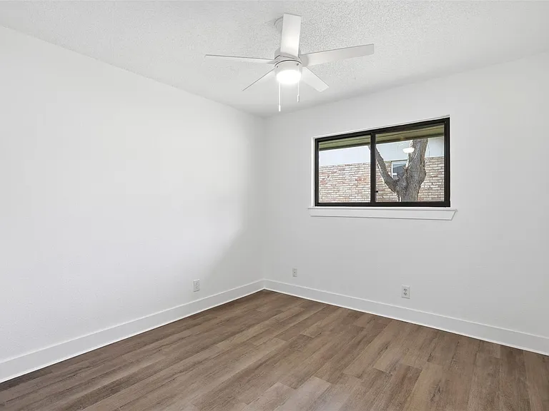 100 Howard Dr — Photo 11