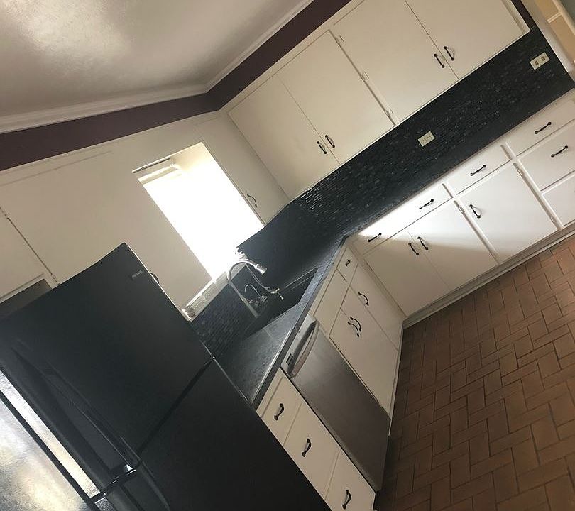 2nd image of 1000 Sinclair Ave