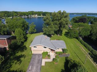 W283N2283 Beach Park Cir, Pewaukee, WI 53072