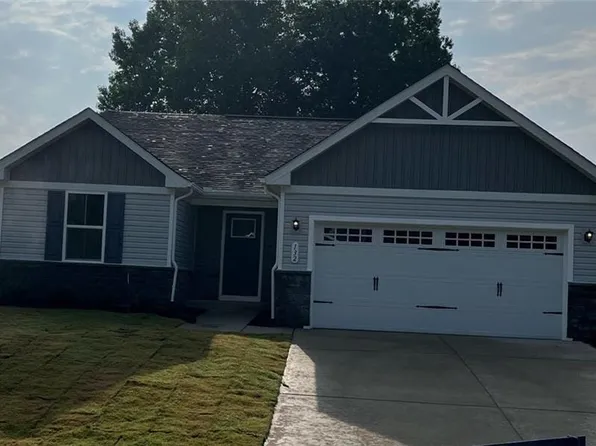 132 Pleasants Ln, Kilmarnock, VA 22482