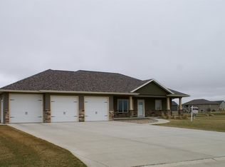 1641 Sunrise Trl, Sioux Center, IA 51250