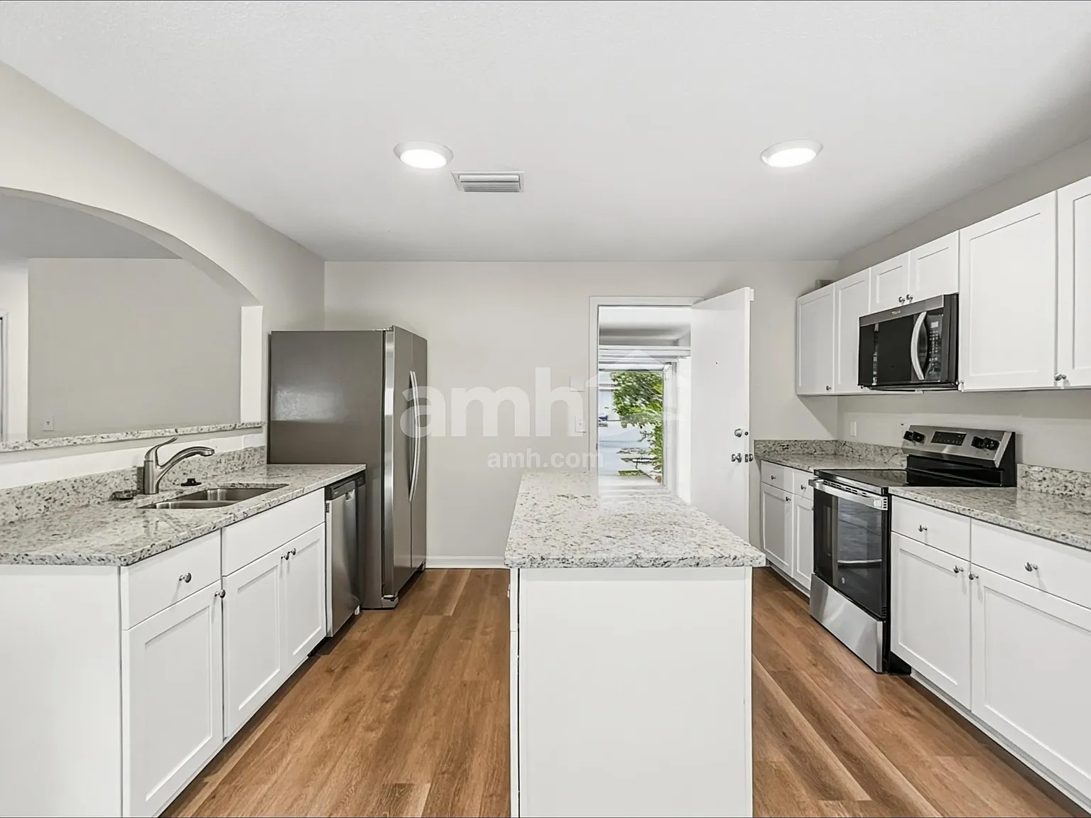 4 bed, 2.5 bath, 1942 sqft, $2,430 — Photo 3