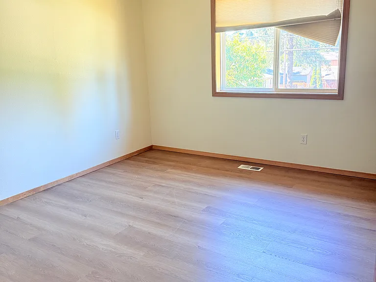 SE Foster Rd — Photo 9