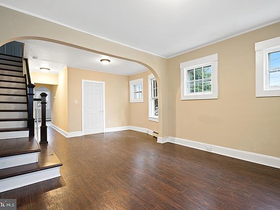 4th image of 564 Emmett Ave