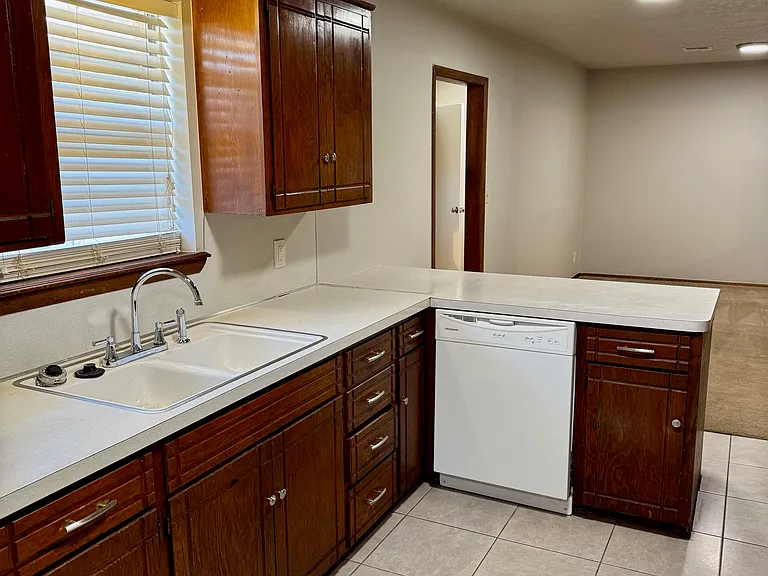 1035 Raleigh Cir — Photo 5