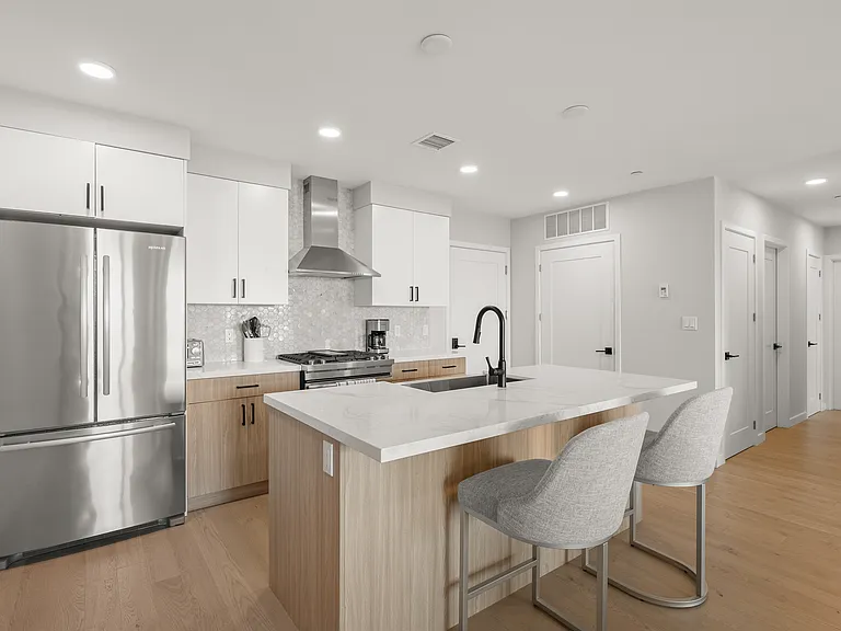457 W Broadway #502 — Photo 2
