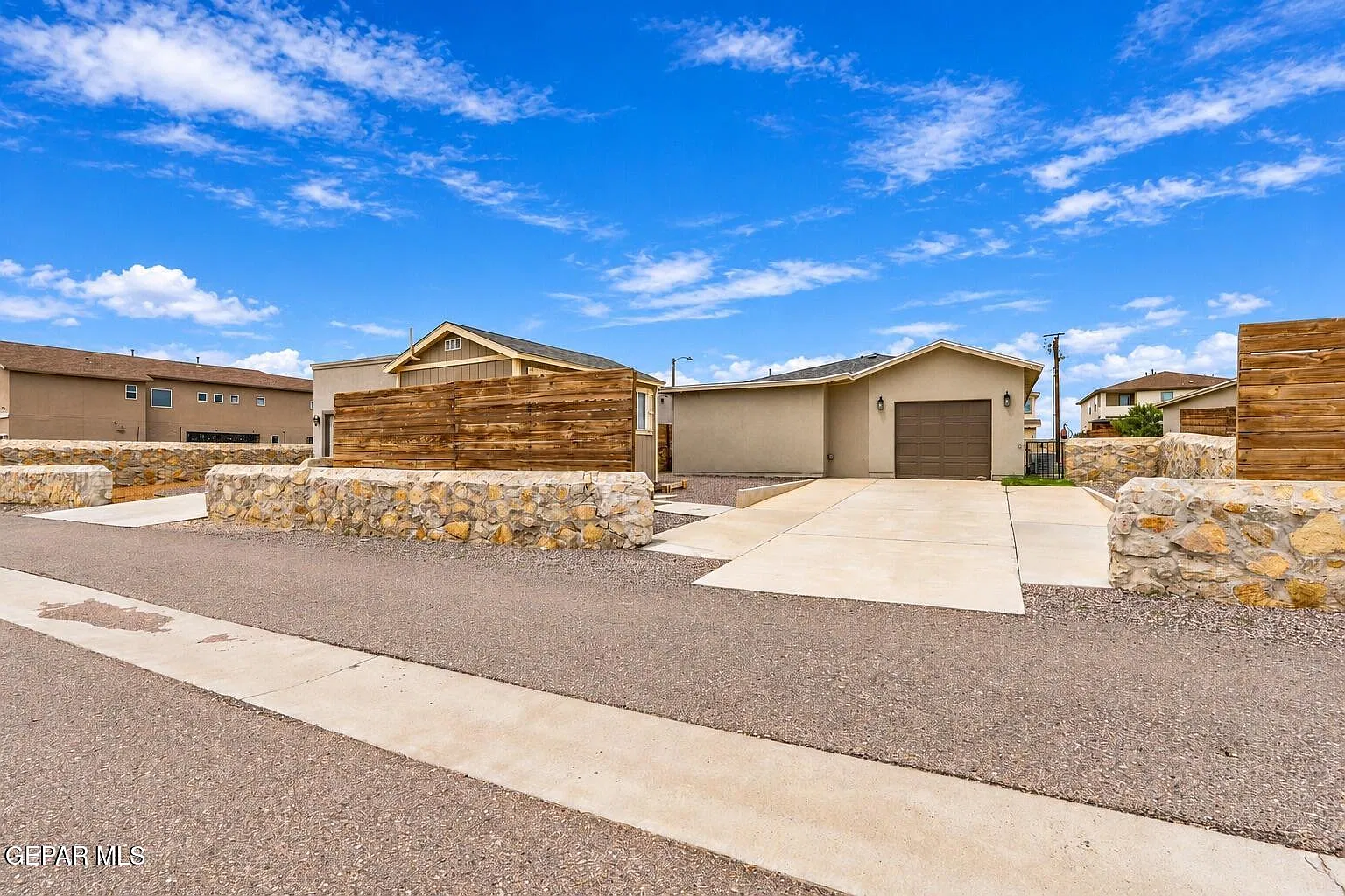 3 bed, 2.0 bath, 1351 sqft, $1,750 — Photo 2