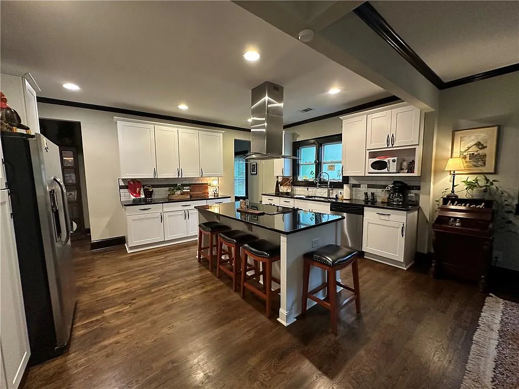 3 bed, 2.0 bath, 1875 sqft, $2,500 — Photo 2